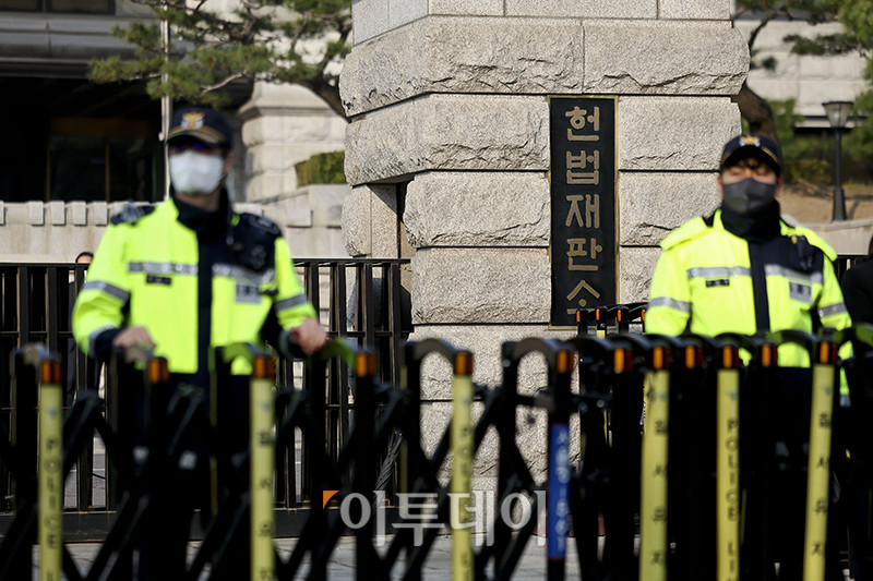 ▲윤석열 대통령 탄핵 심판 선고일인 4일 오전 서울 종로구 헌법재판소 정문에서 경찰 병력이 출입을 통제하고 있다. 신태현 기자 holjjak@