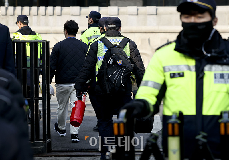 ▲윤석열 대통령 탄핵 심판 선고일인 4일 오전 서울 종로구 헌법재판소에서 경찰 병력이 소화기를 들고 출입하고 있다. 신태현 기자 holjjak@