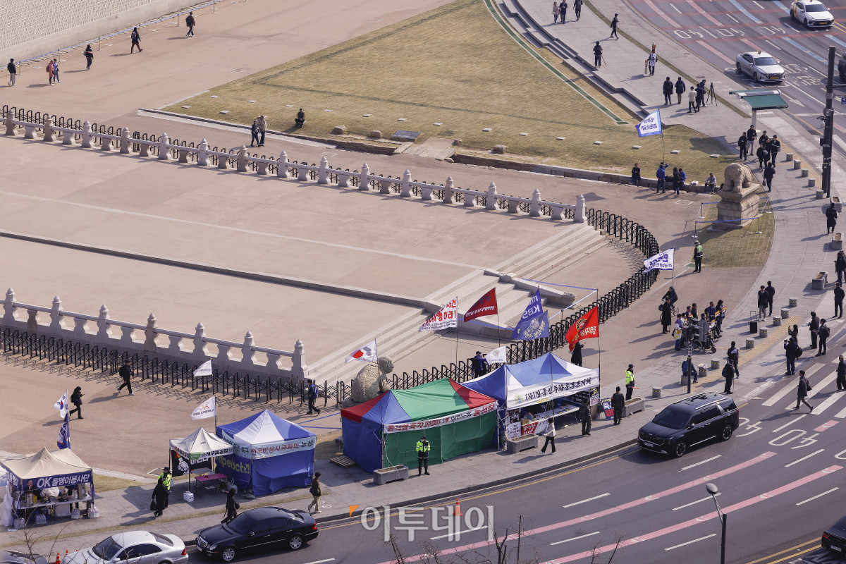 ▲윤석열 대통령 탄핵심판 선고기일인 4일 서울 종로구 경복궁 월대 주변으로 경찰 안전 펜스가 설치되어 있다. 헌재는 이날 오전 11시 대심판정에서 윤 대통령 탄핵심판의 결정을 선고한다. 조현호 기자 hyunho@