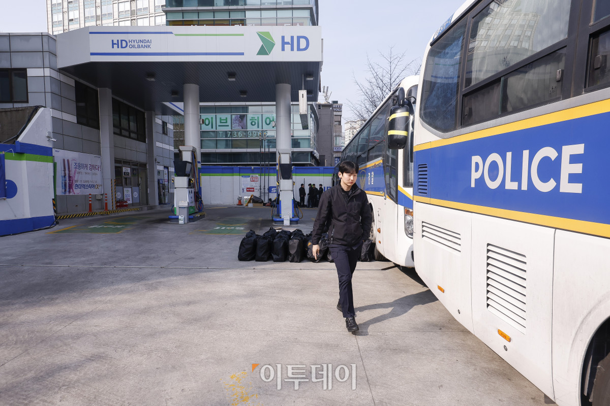 ▲윤석열 대통령 탄핵심판 선고기일인 4일 서울 종로구 헌법재판소 인근 주유소에서 경찰들이 대기하고 있다. 헌재는 이날 오전 11시 대심판정에서 윤 대통령 탄핵심판의 결정을 선고한다. 조현호 기자 hyunho@