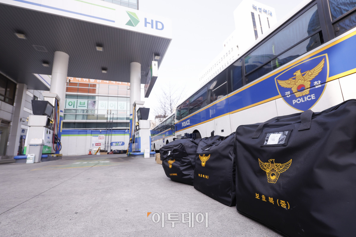 ▲윤석열 대통령 탄핵심판 선고기일인 4일 서울 종로구 헌법재판소 인근 주유소에서 경찰들이 대기하고 있다. 헌재는 이날 오전 11시 대심판정에서 윤 대통령 탄핵심판의 결정을 선고한다. 조현호 기자 hyunho@