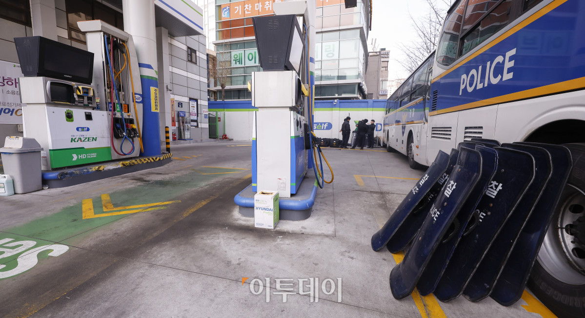 ▲윤석열 대통령 탄핵심판 선고기일인 4일 서울 종로구 헌법재판소 인근 주유소에서 경찰들이 대기하고 있다. 헌재는 이날 오전 11시 대심판정에서 윤 대통령 탄핵심판의 결정을 선고한다. 조현호 기자 hyunho@