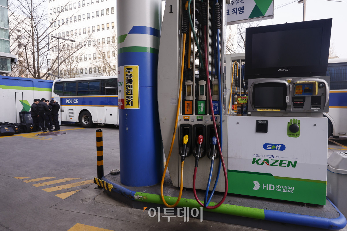 ▲윤석열 대통령 탄핵심판 선고기일인 4일 서울 종로구 헌법재판소 인근 주유소에서 경찰들이 대기하고 있다. 헌재는 이날 오전 11시 대심판정에서 윤 대통령 탄핵심판의 결정을 선고한다. 조현호 기자 hyunho@