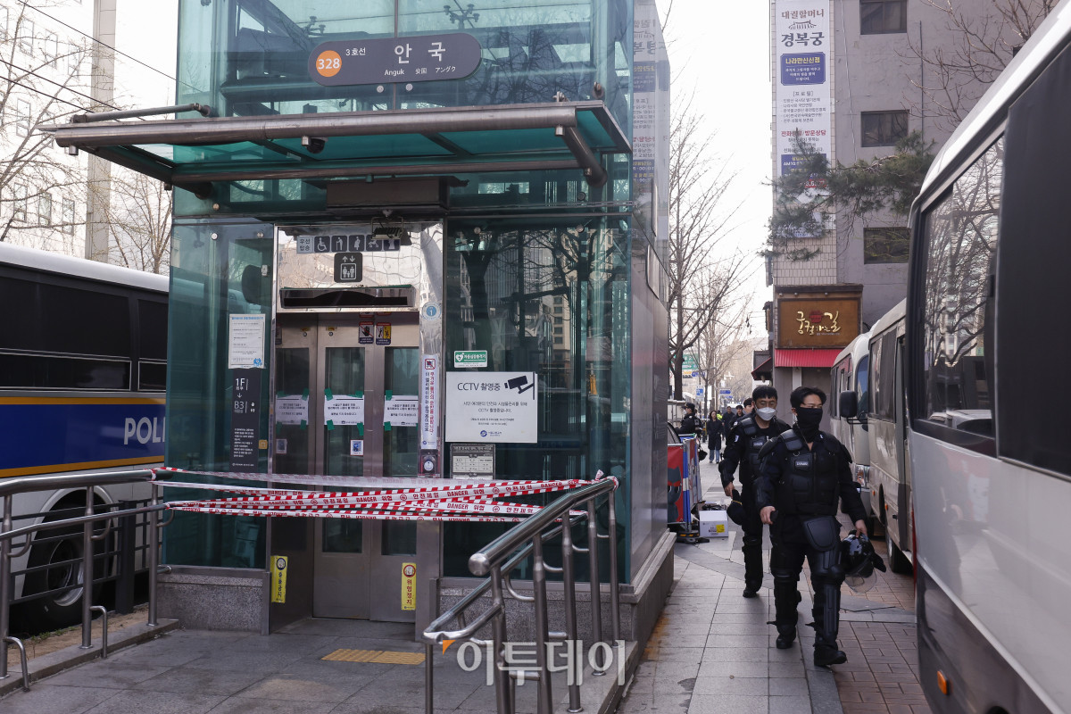 ▲윤석열 대통령 탄핵심판 선고기일인 4일 서울 지하철 3호선 안국역 출구가 폐쇄되어 있다. 헌재는 이날 오전 11시 대심판정에서 윤 대통령 탄핵심판의 결정을 선고한다. 조현호 기자 hyunho@
