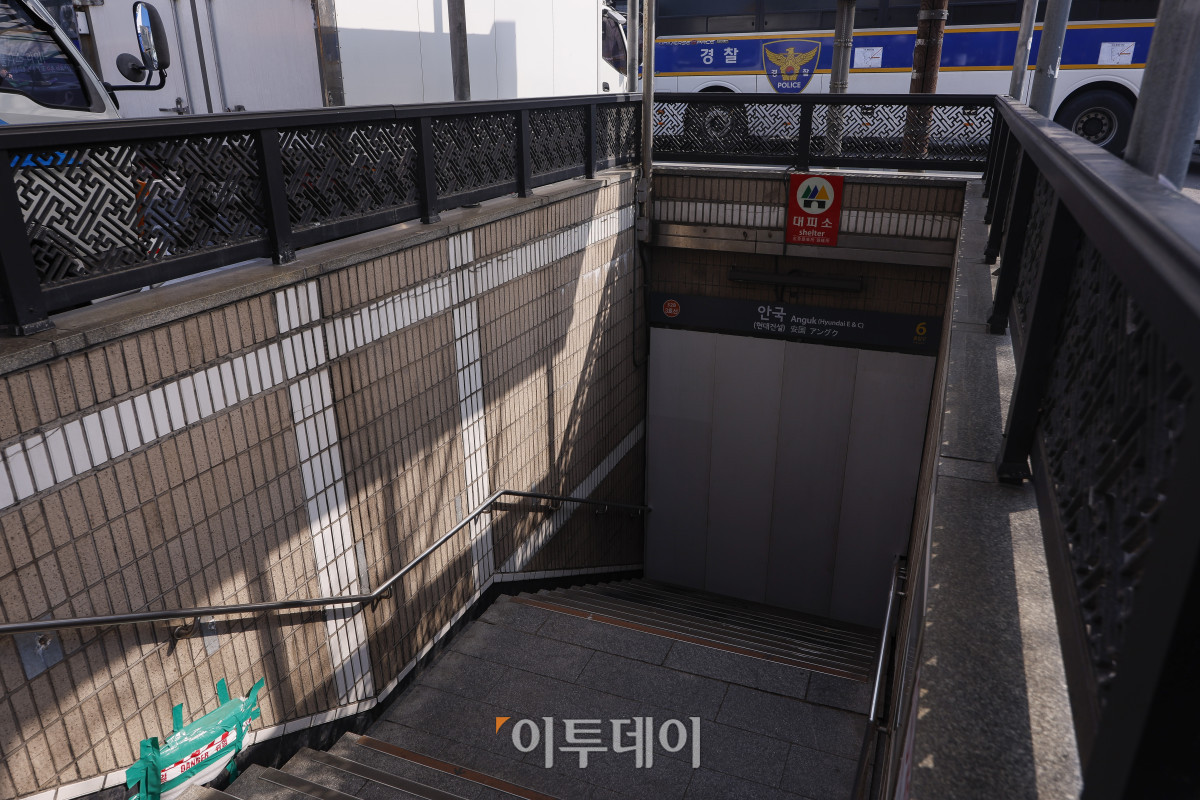 ▲윤석열 대통령 탄핵심판 선고기일인 4일 서울 지하철 3호선 안국역 출구가 폐쇄되어 있다. 헌재는 이날 오전 11시 대심판정에서 윤 대통령 탄핵심판의 결정을 선고한다. 조현호 기자 hyunho@