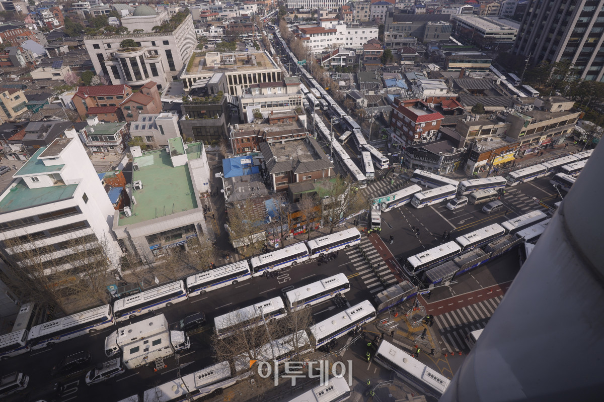 ▲윤석열 대통령 탄핵심판 선고기일인 4일 서울 종로구 헌법재판소 앞에 경찰 차벽과 차단벽이 세워져 있다. 헌재는 이날 오전 11시 대심판정에서 윤 대통령 탄핵심판의 결정을 선고한다. 조현호 기자 hyunho@