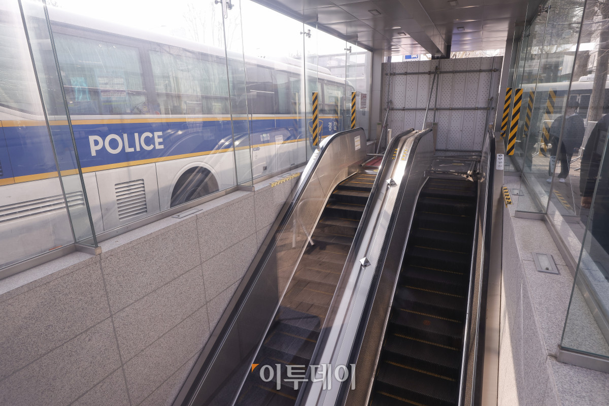 ▲윤석열 대통령 탄핵심판 선고기일인 4일 서울 지하철 3호선 안국역 출구가 폐쇄되어 있다. 헌재는 이날 오전 11시 대심판정에서 윤 대통령 탄핵심판의 결정을 선고한다. 조현호 기자 hyunho@