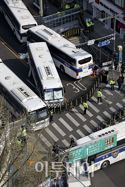 ▲윤석열 대통령 탄핵 심판 선고일인 4일 오전 서울 종로구 헌법재판소 인근 거리 통행이 통제되고 있다. 신태현 기자 holjjak@