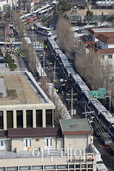 ▲윤석열 대통령 탄핵 심판 선고일인 4일 오전 서울 종로구 헌법재판소 인근 거리 통행이 통제되고 있다. 신태현 기자 holjjak@