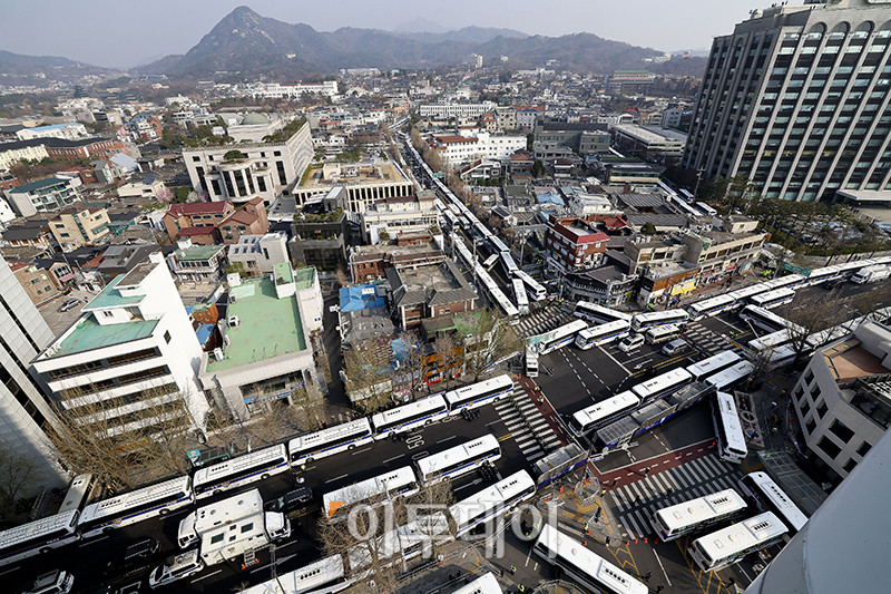 ▲윤석열 대통령 탄핵 심판 선고일인 4일 오전 서울 종로구 헌법재판소 인근 거리 통행이 통제되고 있다. 신태현 기자 holjjak@