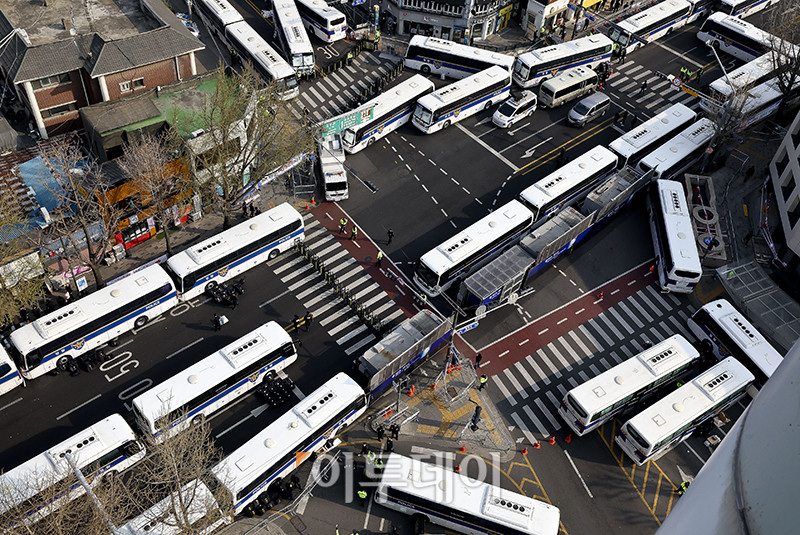 ▲윤석열 대통령 탄핵 심판 선고일인 4일 오전 서울 종로구 헌법재판소 인근 거리 통행이 통제되고 있다. 신태현 기자 holjjak@