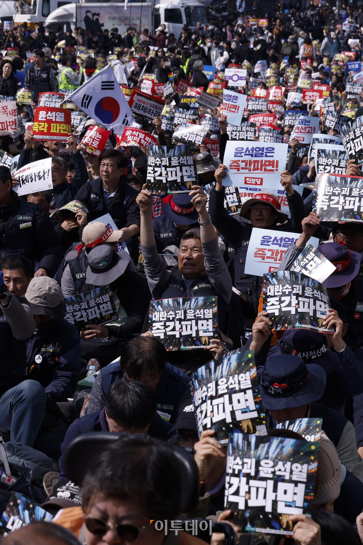 ▲윤석열 대통령 탄핵심판 선고기일인 4일 서울 종로구 안국역 일대에서 윤석열 즉각퇴진·사회대개혁 비상행동이 윤 대통령의 탄핵을 촉구하며 구호를 외치고 있다. 헌재는 이날 오전 11시 대심판정에서 윤 대통령 탄핵심판의 결정을 선고한다. 조현호 기자 hyunho@