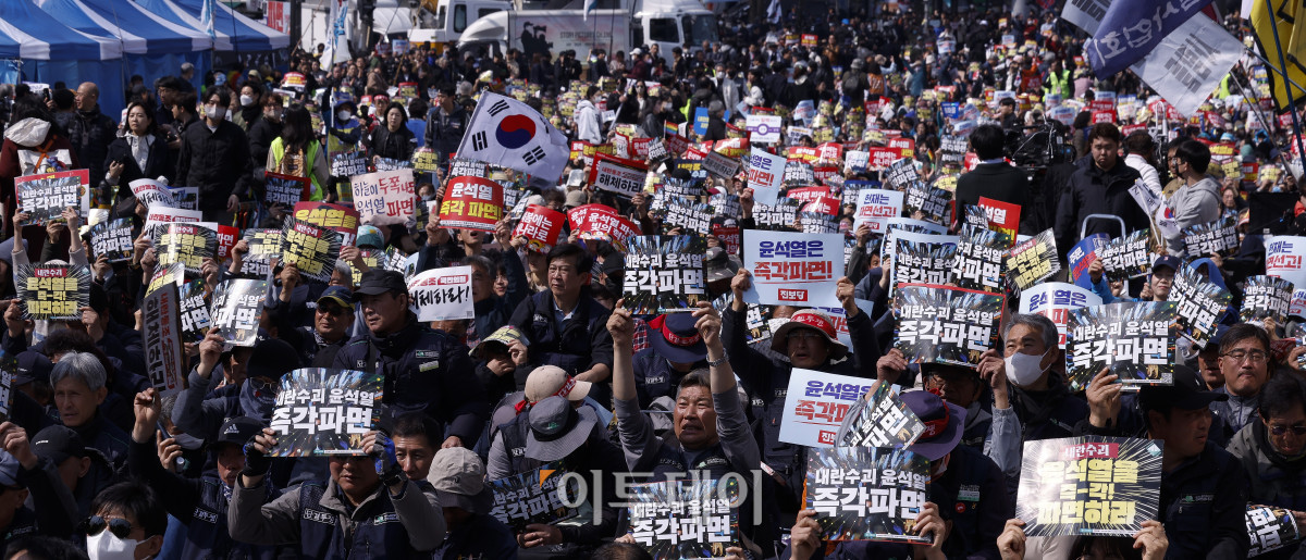 ▲윤석열 대통령 탄핵심판 선고기일인 4일 서울 종로구 안국역 일대에서 윤석열 즉각퇴진·사회대개혁 비상행동이 윤 대통령의 탄핵을 촉구하며 구호를 외치고 있다. 헌재는 이날 오전 11시 대심판정에서 윤 대통령 탄핵심판의 결정을 선고한다. 조현호 기자 hyunho@
