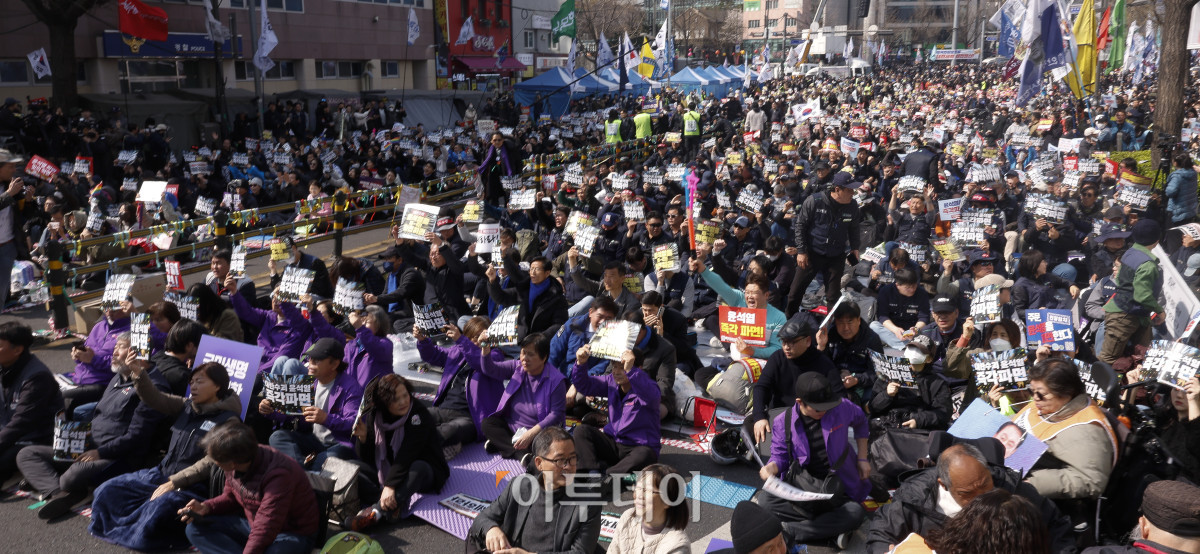 ▲윤석열 대통령 탄핵심판 선고기일인 4일 서울 종로구 안국역 일대에서 윤석열 즉각퇴진·사회대개혁 비상행동이 윤 대통령의 탄핵을 촉구하며 구호를 외치고 있다. 헌재는 이날 오전 11시 대심판정에서 윤 대통령 탄핵심판의 결정을 선고한다. 조현호 기자 hyunho@