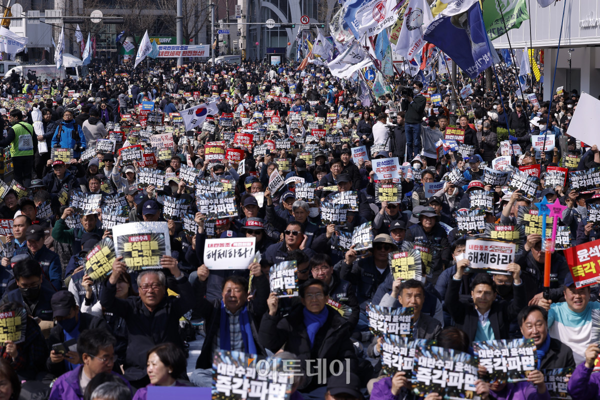 ▲윤석열 대통령 탄핵심판 선고기일인 4일 서울 종로구 안국역 일대에서 윤석열 즉각퇴진·사회대개혁 비상행동이 윤 대통령의 탄핵을 촉구하며 구호를 외치고 있다. 헌재는 이날 오전 11시 대심판정에서 윤 대통령 탄핵심판의 결정을 선고한다. 조현호 기자 hyunho@