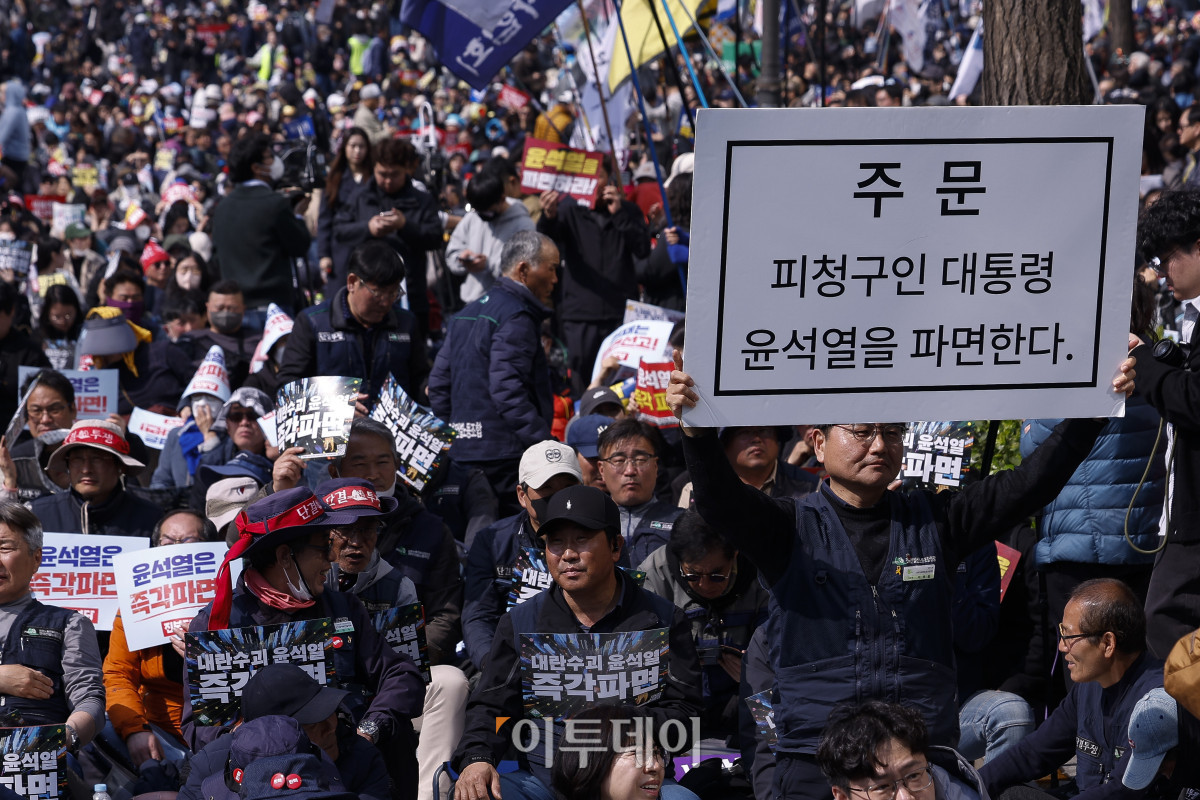 ▲윤석열 대통령 탄핵심판 선고기일인 4일 서울 종로구 안국역 일대에서 윤석열 즉각퇴진·사회대개혁 비상행동이 윤 대통령의 탄핵을 촉구하며 구호를 외치고 있다. 헌재는 이날 오전 11시 대심판정에서 윤 대통령 탄핵심판의 결정을 선고한다. 조현호 기자 hyunho@