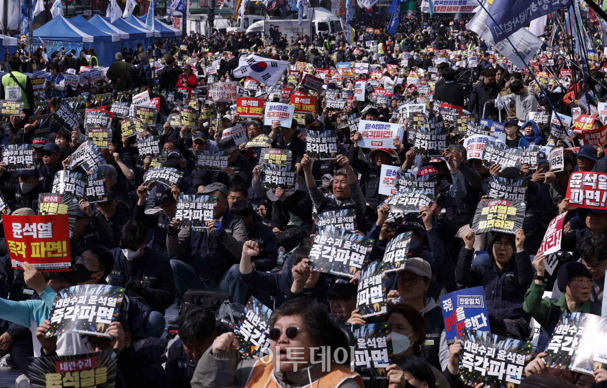 ▲윤석열 대통령 탄핵심판 선고기일인 4일 서울 종로구 안국역 일대에서 윤석열 즉각퇴진·사회대개혁 비상행동이 윤 대통령의 탄핵을 촉구하며 구호를 외치고 있다. 헌재는 이날 오전 11시 대심판정에서 윤 대통령 탄핵심판의 결정을 선고한다. 조현호 기자 hyunho@