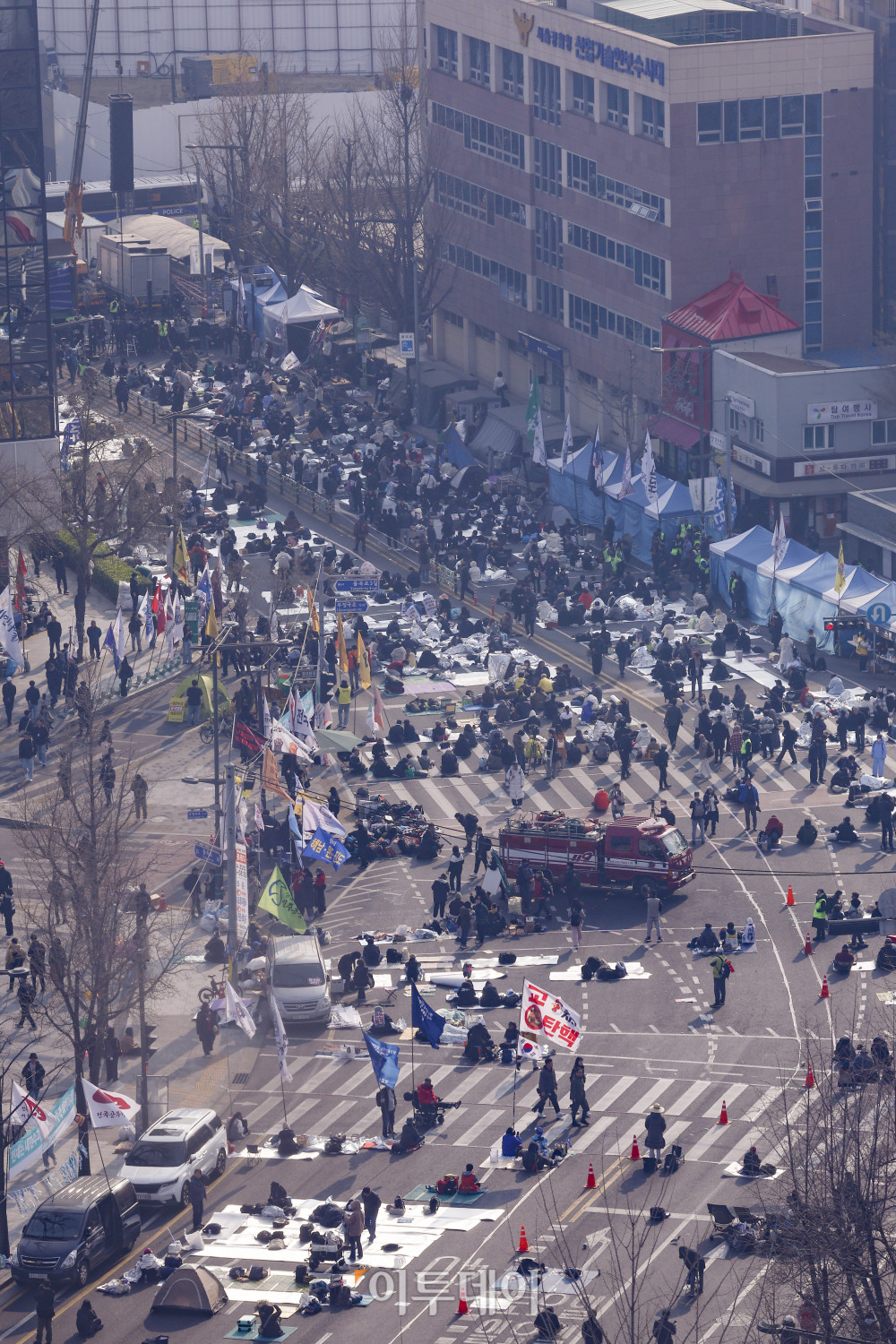 ▲윤석열 대통령 탄핵심판 선고기일인 4일 서울 종로구 안국역 일대에서 윤 대통령의 탄핵을 촉구하는 시민들이 헌법재판소의 탄핵심판 선고를 기다리고 있는 모습. 사진=조현호 기자 hyunho@