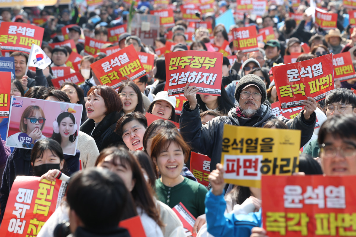 ▲윤석열 대통령의 탄핵 심판 선고기일인 4일 서울 용산구 한남동 대통령 관저 인근에서 탄핵 찬성 집회가 열리고 있다. 연합뉴스