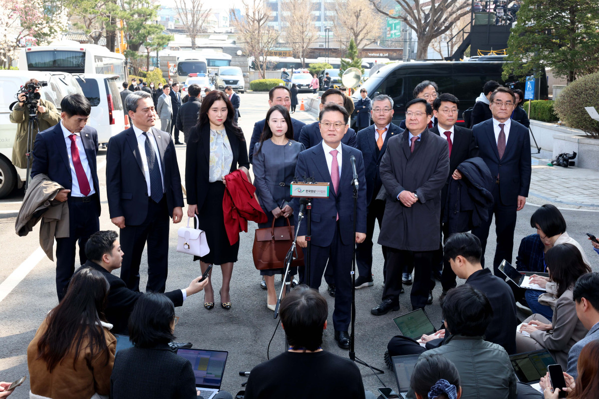 ▲윤석열 대통령의 탄핵심판 선고일인 4일 서울 종로구 헌법재판소에서 윤 대통령 측 대리인단 윤갑근 변호사 등이 심판정으로 들어서기 앞서 발언하고 있다. 신태현 기자 holjjak@