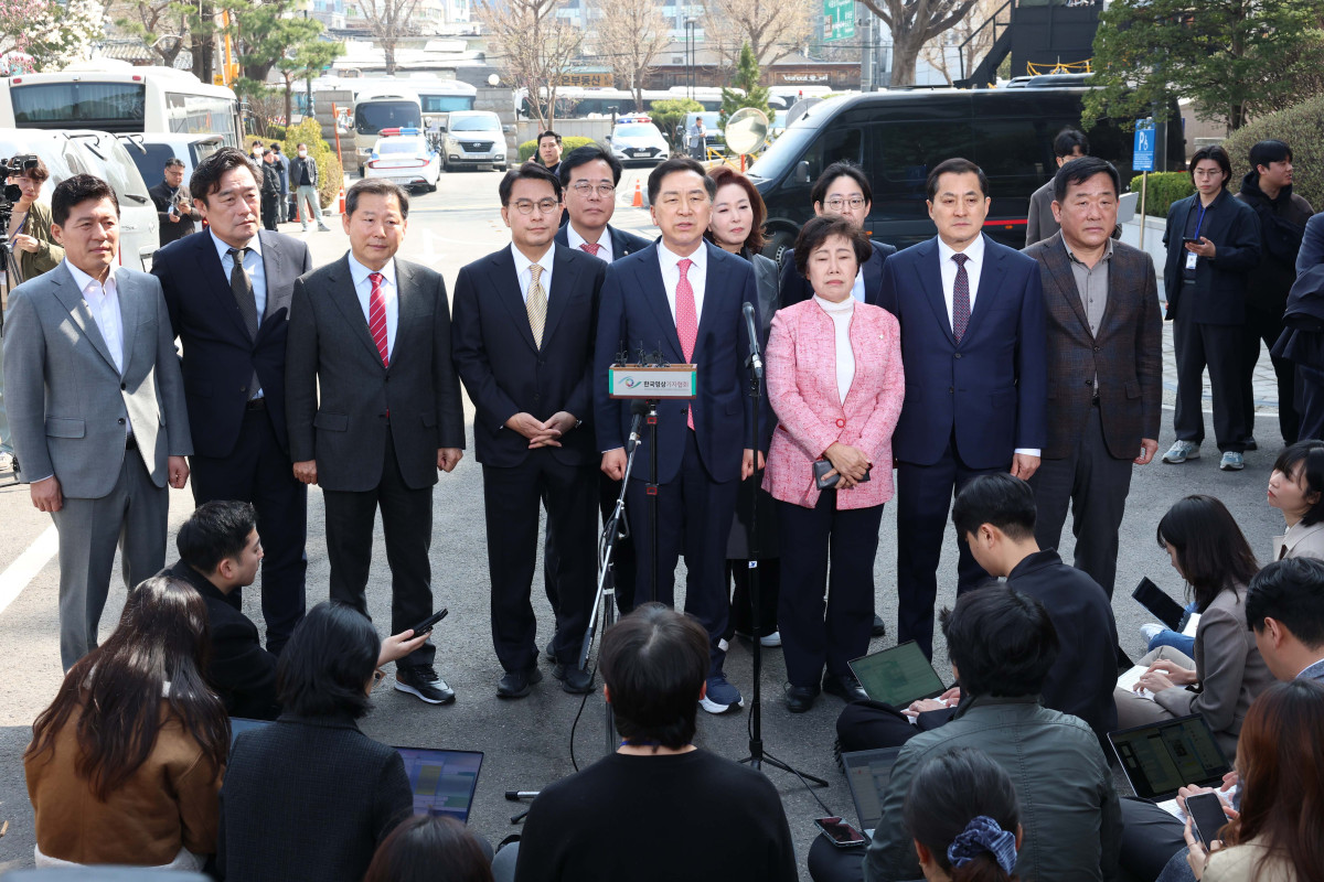 ▲윤석열 대통령의 탄핵심판 선고일인 4일 서울 종로구 헌법재판소에서 김기현 의원 등 국민의힘 의원들이 심판정에 들어서기 앞서 발언하고 있다. 신태현 기자 holjjak@