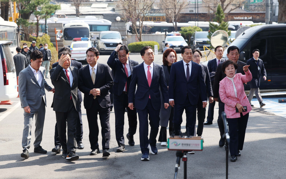 ▲윤석열 대통령의 탄핵심판 선고일인 4일 서울 종로구 헌법재판소에서 김기현 의원 등 국민의힘 의원들이 심판정에 들어서고 있다.  신태현 기자 holjjak@