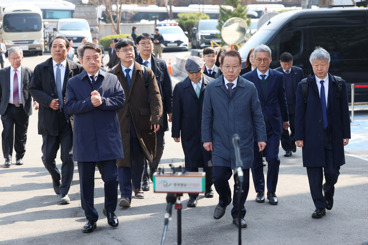 ▲윤석열 대통령의 탄핵심판 선고일인 4일 서울 종로구 헌법재판소에서 국회 탄핵소추 대리인단 공동대표인 김이수 변호사 등이 심판정으로 들어서고 있다. 신태현 기자 holjjak@
