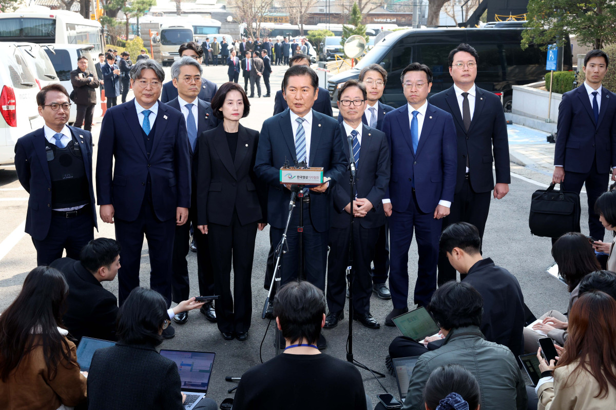 ▲윤석열 대통령의 탄핵심판 선고일인 4일 서울 종로구 헌법재판소에서 국회 탄핵소추위원장인 정청래 법제사법위원장 등이 심판정으로 들어서기 앞서 발언하고 있다. 신태현 기자 holjjak@