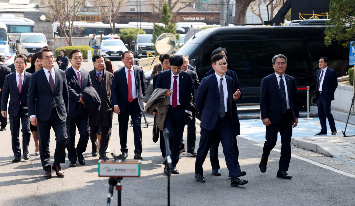 ▲윤석열 대통령의 탄핵심판 선고일인 4일 서울 종로구 헌법재판소에서 윤 대통령 측 대리인단이 심판정으로 들어서고 있다. 신태현 기자 holjjak@