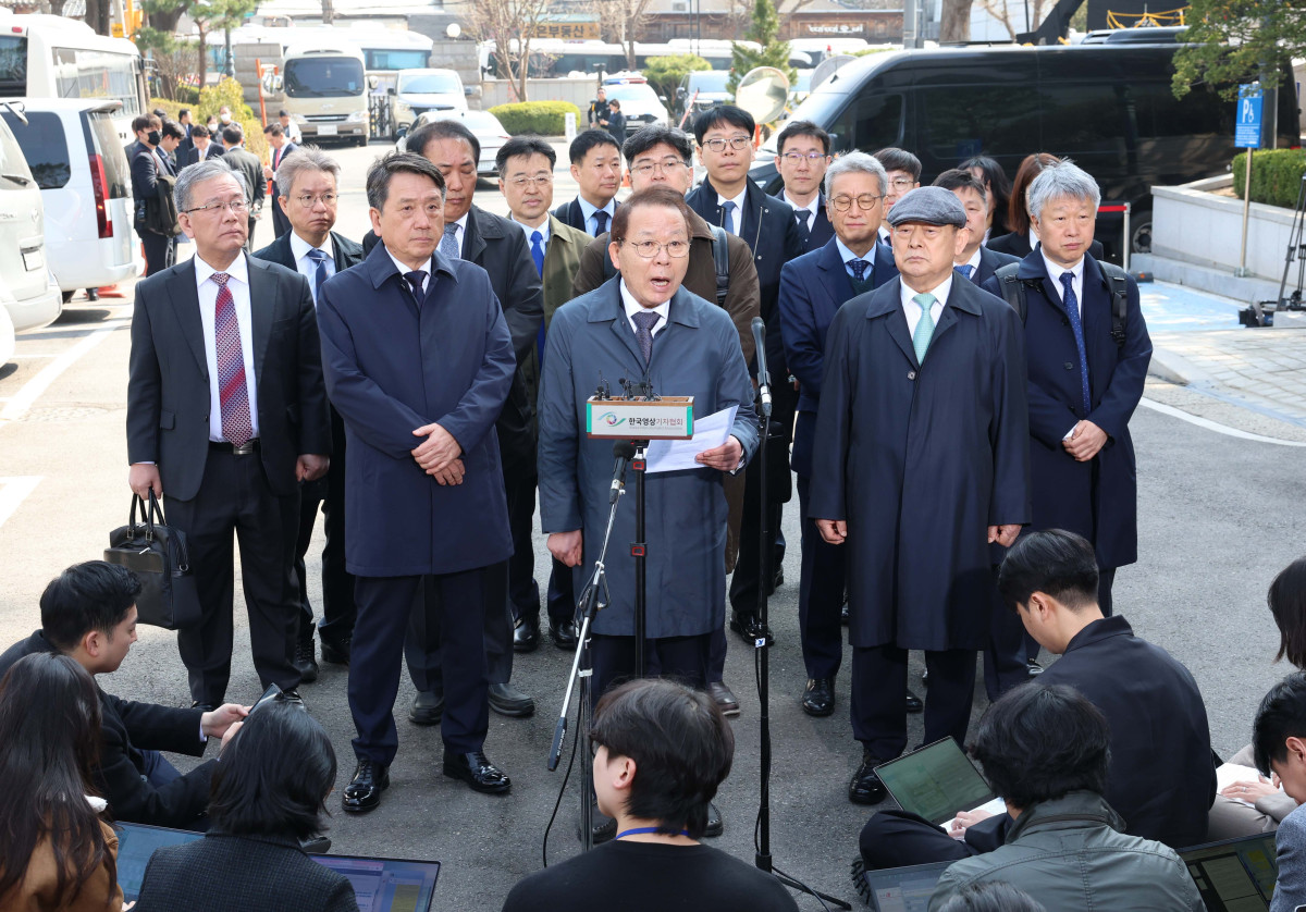 ▲윤석열 대통령의 탄핵심판 선고일인 4일 서울 종로구 헌법재판소에서 국회 탄핵소추 대리인단 공동대표인 김이수 변호사 등이 심판정으로 들어서기 앞서 발언하고 있다.  신태현 기자 holjjak@