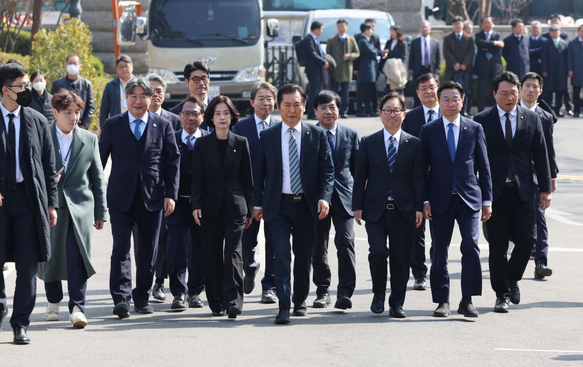 ▲윤석열 대통령의 탄핵심판 선고일인 4일 서울 종로구 헌법재판소에서 국회 탄핵소추위원장인 정청래 법제사법위원장 등이 심판정으로 들어서고 있다. 신태현 기자 holjjak@