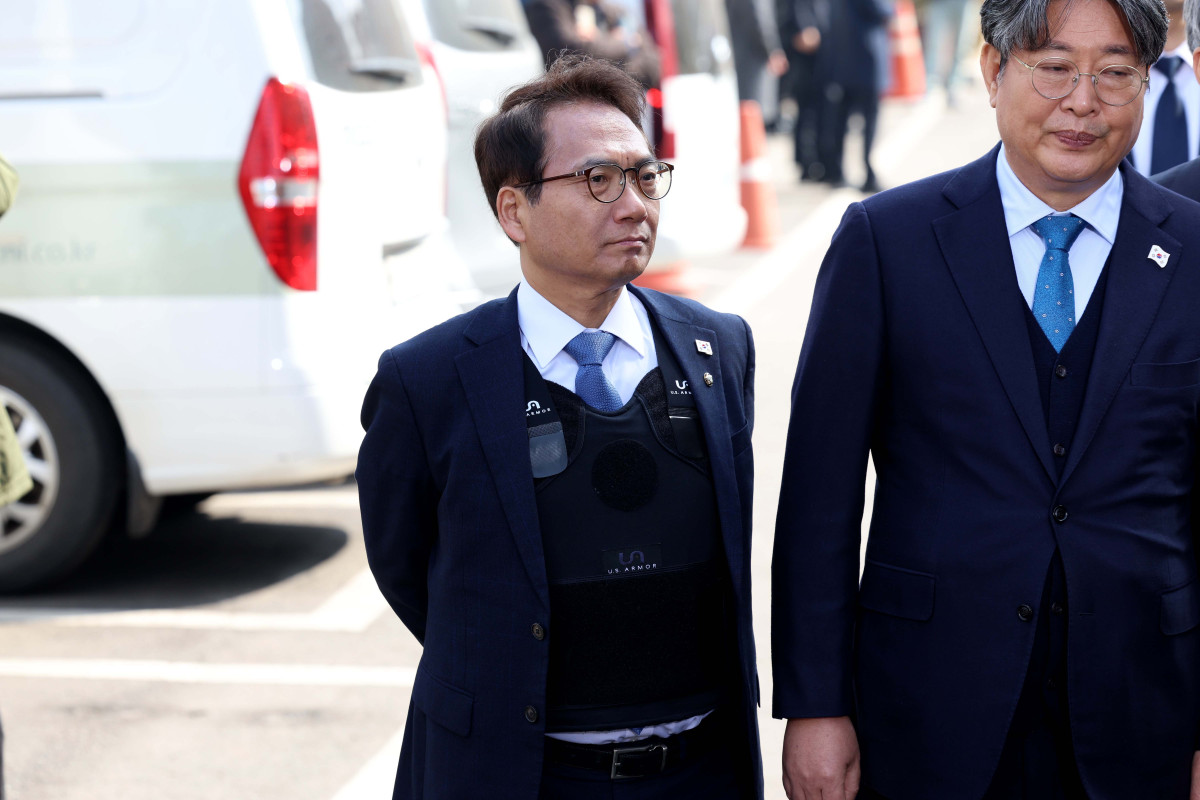 ▲윤석열 대통령의 탄핵심판 선고일인 4일 서울 종로구 헌법재판소에서 박선원 더불어민주당 의원이 방탄복을 입고 심판정으로 들어서고 있다. 신태현 기자 holjjak@