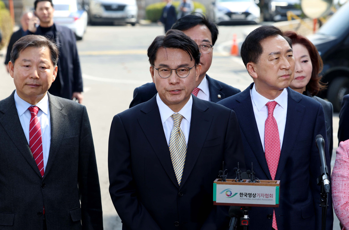 ▲윤석열 대통령의 탄핵심판 선고일인 4일 서울 종로구 헌법재판소에서 윤상현 국민의힘 의원이 심판정으로 들어서기 앞서 발언하고 있다.  신태현 기자 holjjak@