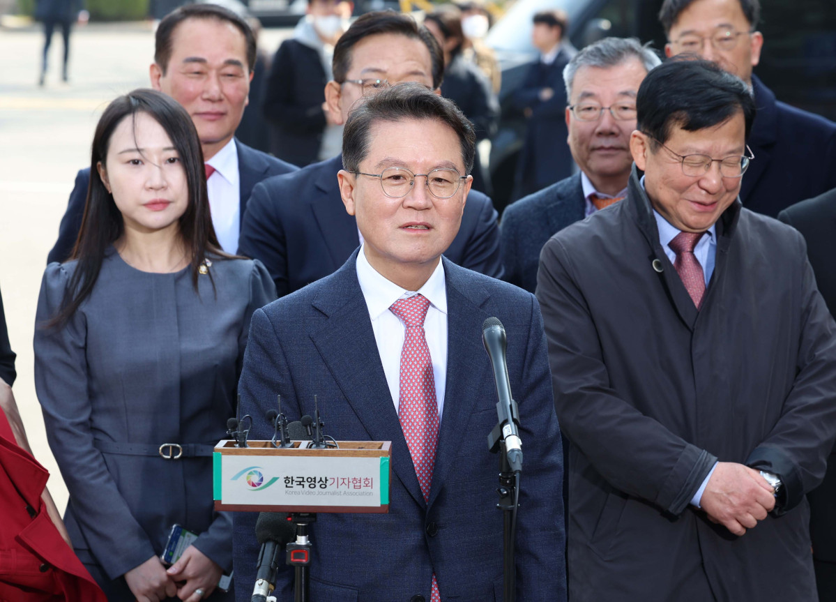 ▲윤석열 대통령의 탄핵심판 선고일인 4일 서울 종로구 헌법재판소에서 윤 대통령 측 대리인단 윤갑근 변호사 등이 심판정으로 들어서기 앞서 발언하고 있다. 신태현 기자 holjjak@