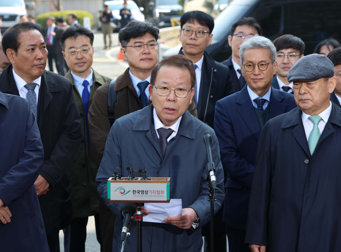 ▲윤석열 대통령의 탄핵심판 선고일인 4일 서울 종로구 헌법재판소에서 국회 탄핵소추 대리인단 공동대표인 김이수 변호사 등이 심판정으로 들어서기 앞서 발언하고 있다. 신태현 기자 holjjak@