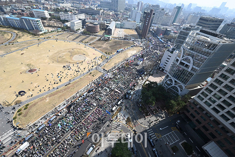 ▲4일 서울 종로구 안국동사거리 일대에서 윤석열 대통령 탄핵에 찬성하는 시민들이 모여 선고를 기다리고 있다. 사진공동취재단