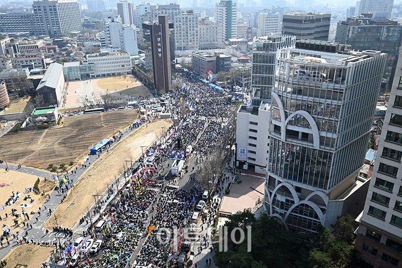 ▲4일 서울 종로구 안국동사거리 일대에서 윤석열 대통령 탄핵에 찬성하는 시민들이 모여 선고를 기다리고 있다. 사진공동취재단