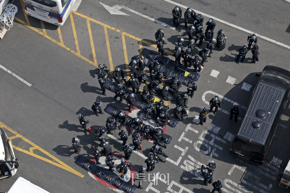 ▲윤석열 대통령 탄핵 심판 선고일인 4일 오전 서울 종로구 헌법재판소 인근 거리 통제와 함께 경찰 병력이 방호복을 착용한 채 대기하고 있다. 신태현 기자 holjjak@