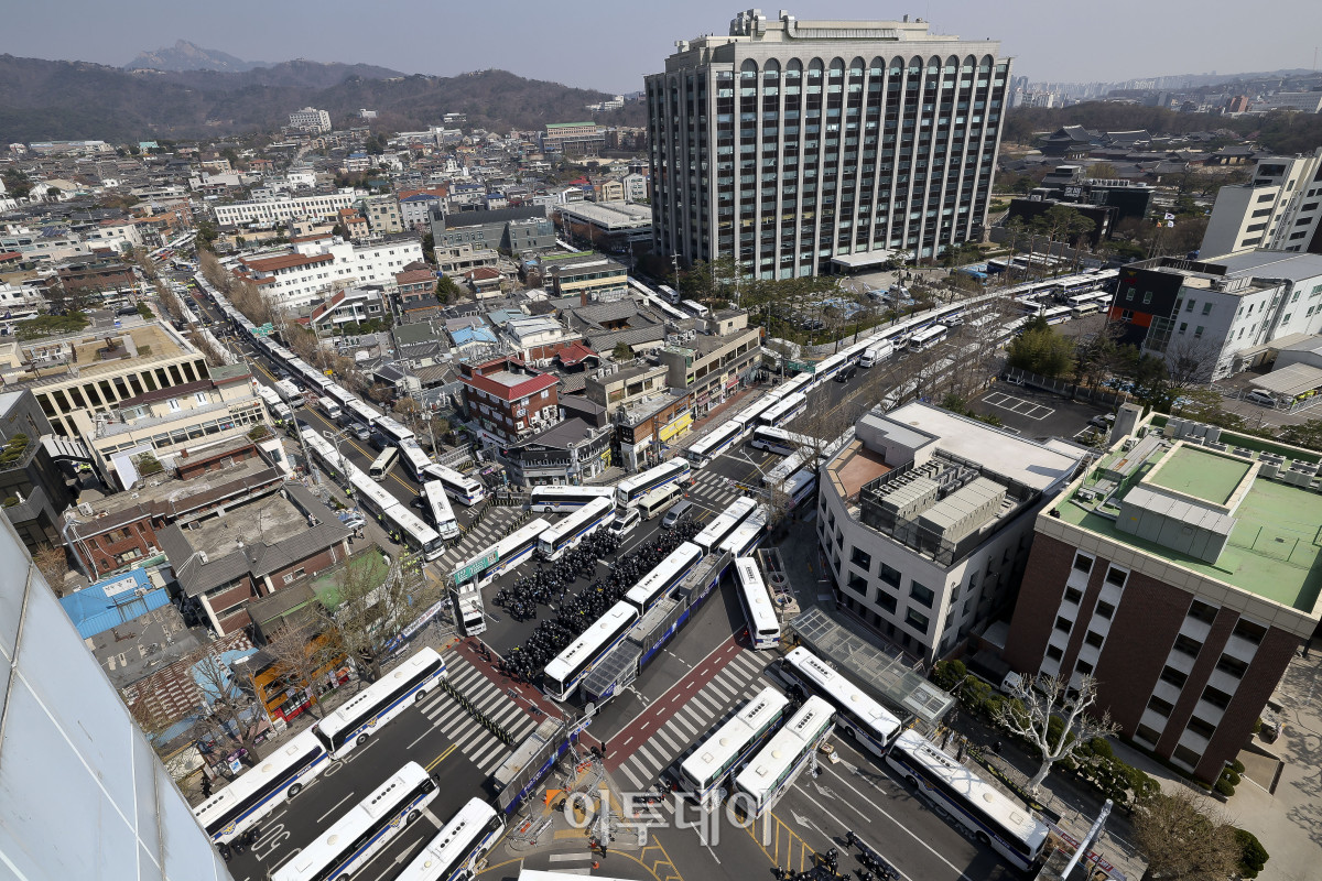 ▲윤석열 대통령 탄핵 심판 선고일인 4일 오전 서울 종로구 헌법재판소 인근 거리 통제와 함께 경찰 병력이 방호복을 착용한 채 대기하고 있다. 신태현 기자 holjjak@