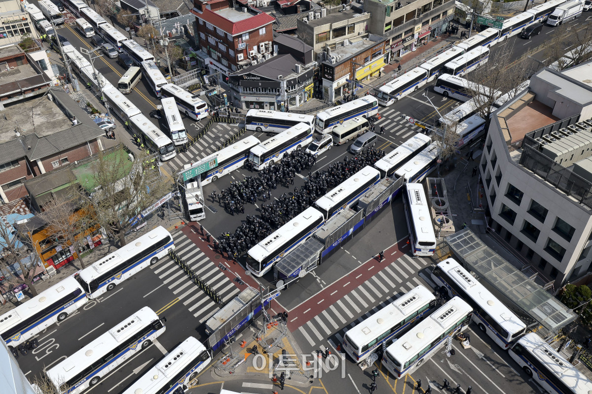 ▲윤석열 대통령 탄핵 심판 선고일인 4일 오전 서울 종로구 헌법재판소 인근 거리 통제와 함께 경찰 병력이 방호복을 착용한 채 대기하고 있다. 신태현 기자 holjjak@