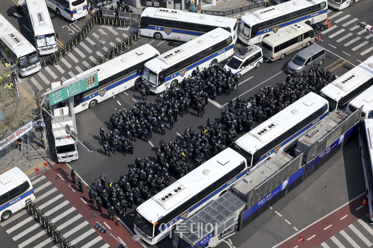 ▲윤석열 대통령 탄핵 심판 선고일인 4일 오전 서울 종로구 헌법재판소 인근 거리 통제와 함께 경찰 병력이 방호복을 착용한 채 대기하고 있다. 신태현 기자 holjjak@