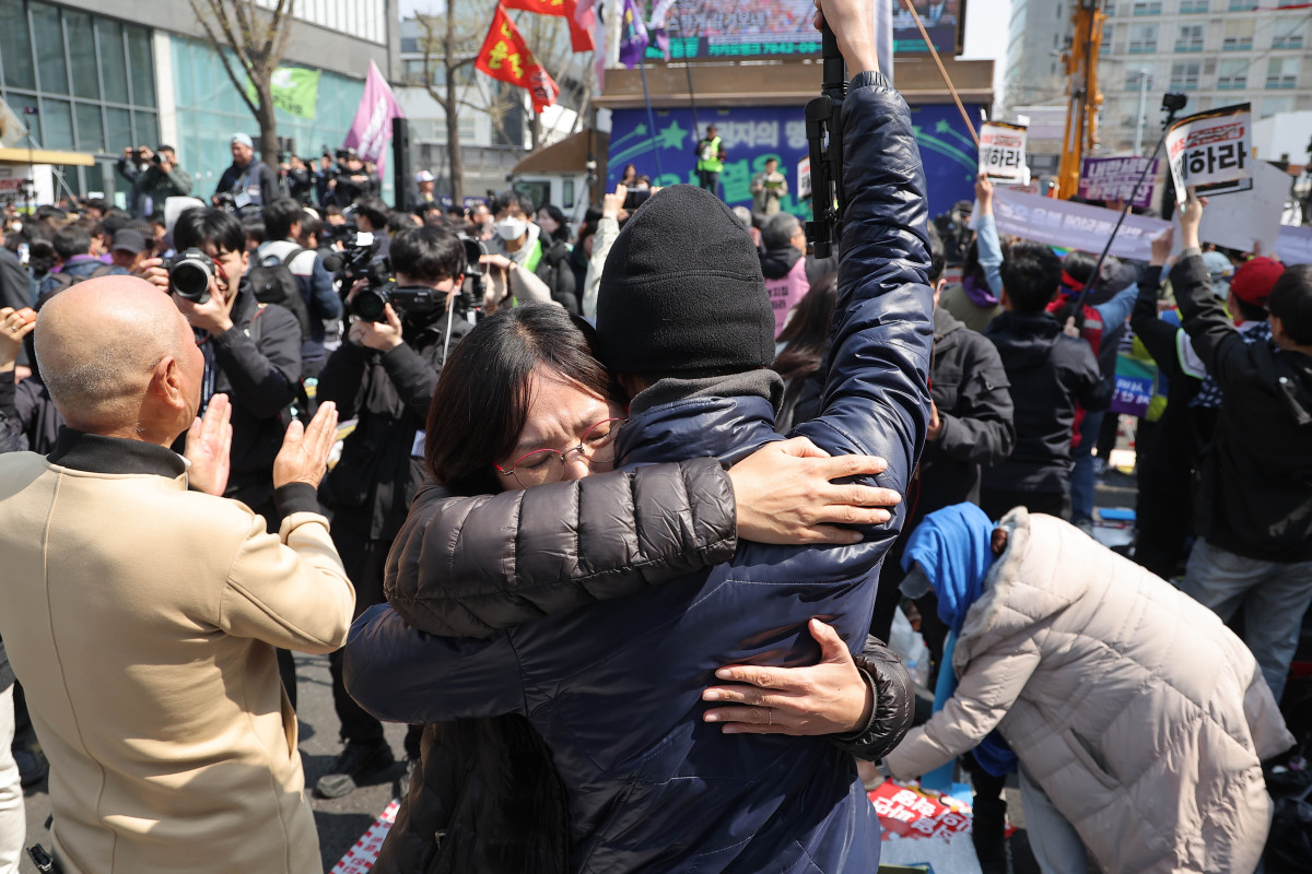 ▲헌법재판소가 윤석열 전 대통령 탄핵 사건에 대해 인용을 선고한 4일 서울 종로구 안국동 일대에서 탄핵에 찬성한 시민들이 기뻐하고 있다. 출처 연합뉴스