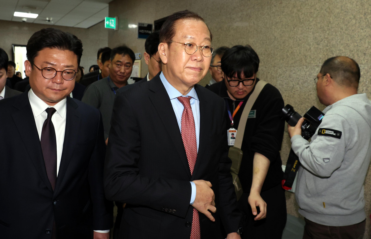 ▲권영세 국민의힘 비상대책위원장 4일 오전 서울 여의도 국회에서 헌법재판소의 윤석열 대통령 파면 선고에 대한 입장 발표를 마치고 이동하고 있다. 2025.04.04. (뉴시스)