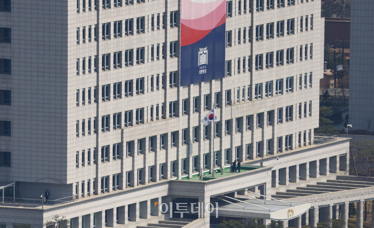 ▲4일 헌법재판소의 윤석열 전 대통령에 대한 헌법재판소의 파면 선고가 내려지기 전 용산 대통령실에 봉황기가 게양돼 있다. 파면 선고 이후 대통령실 관계자들 봉황기를 내리고 있다.사진공동취재단