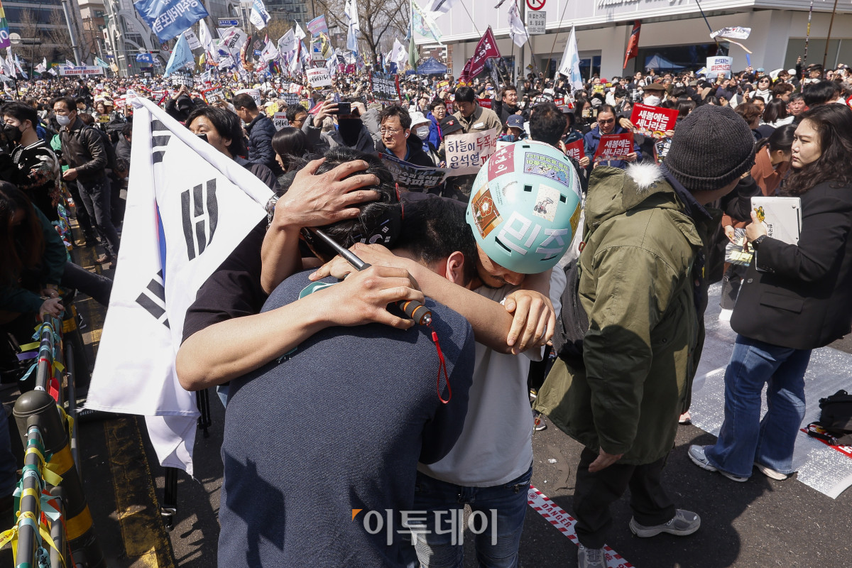 ▲윤석열 전 대통령이 파면된 4일 서울 종로구 안국열 일대에서 시민들이 환호하고 있다. 헌법재판소는 이날 윤 전 대통령 탄핵심판 선고기일을 열고 국회의 탄핵소추를 전원일치 의견으로 인용했다. 조현호 기자 hyunho@