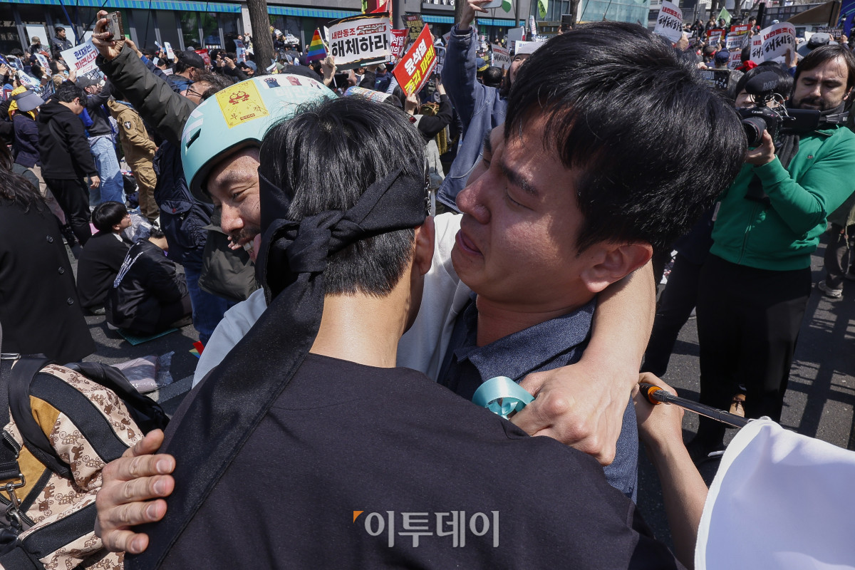 ▲윤석열 전 대통령이 파면된 4일 서울 종로구 안국열 일대에서 시민들이 환호하고 있다. 헌법재판소는 이날 윤 전 대통령 탄핵심판 선고기일을 열고 국회의 탄핵소추를 전원일치 의견으로 인용했다. 조현호 기자 hyunho@