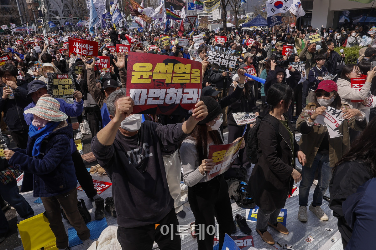 ▲윤석열 전 대통령이 파면된 4일 서울 종로구 안국열 일대에서 시민들이 환호하고 있다. 헌법재판소는 이날 윤 전 대통령 탄핵심판 선고기일을 열고 국회의 탄핵소추를 전원일치 의견으로 인용했다. 조현호 기자 hyunho@