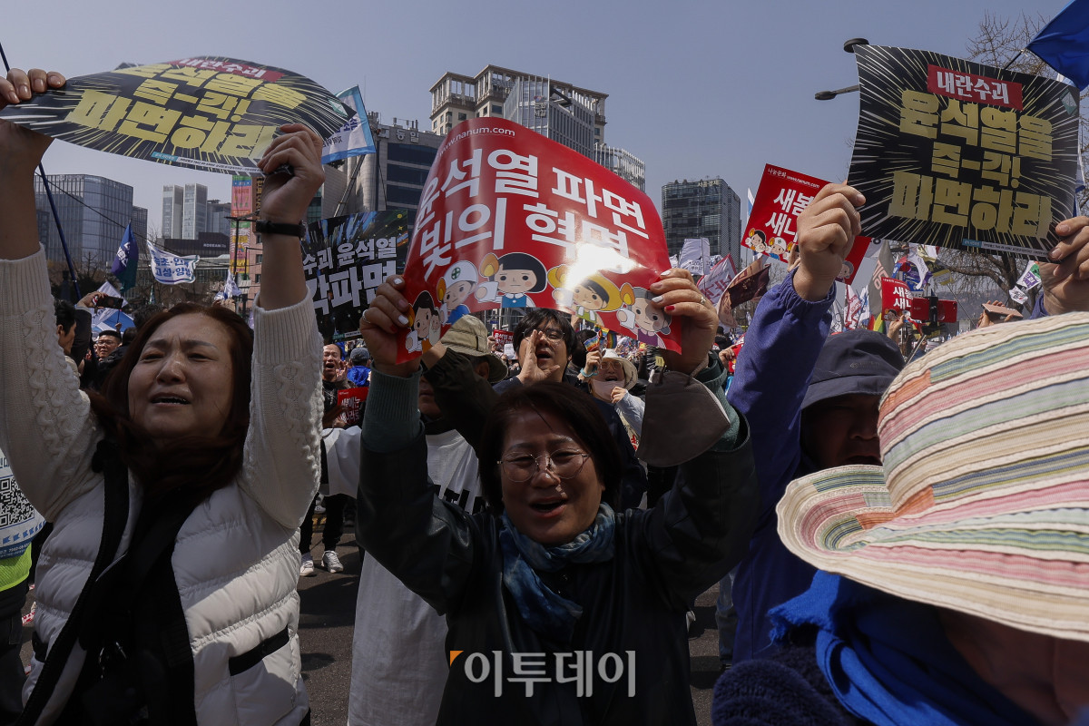 ▲윤석열 전 대통령이 파면된 4일 서울 종로구 안국열 일대에서 시민들이 환호하고 있다. 헌법재판소는 이날 윤 전 대통령 탄핵심판 선고기일을 열고 국회의 탄핵소추를 전원일치 의견으로 인용했다. 조현호 기자 hyunho@