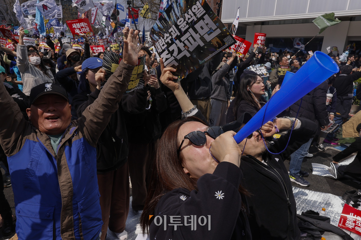 ▲윤석열 전 대통령이 파면된 4일 서울 종로구 안국열 일대에서 시민들이 환호하고 있다. 헌법재판소는 이날 윤 전 대통령 탄핵심판 선고기일을 열고 국회의 탄핵소추를 전원일치 의견으로 인용했다. 조현호 기자 hyunho@