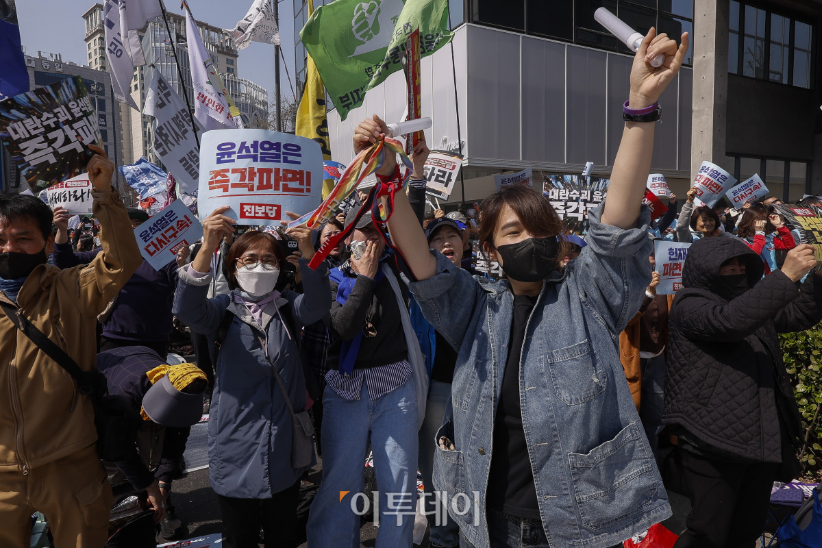 ▲윤석열 전 대통령이 파면된 4일 서울 종로구 안국열 일대에서 시민들이 환호하고 있다. 헌법재판소는 이날 윤 전 대통령 탄핵심판 선고기일을 열고 국회의 탄핵소추를 전원일치 의견으로 인용했다. 조현호 기자 hyunho@